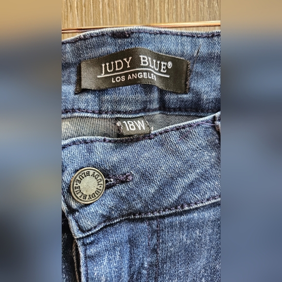 Judy Blue Medium Wash Jeans - Picture 2 of 3